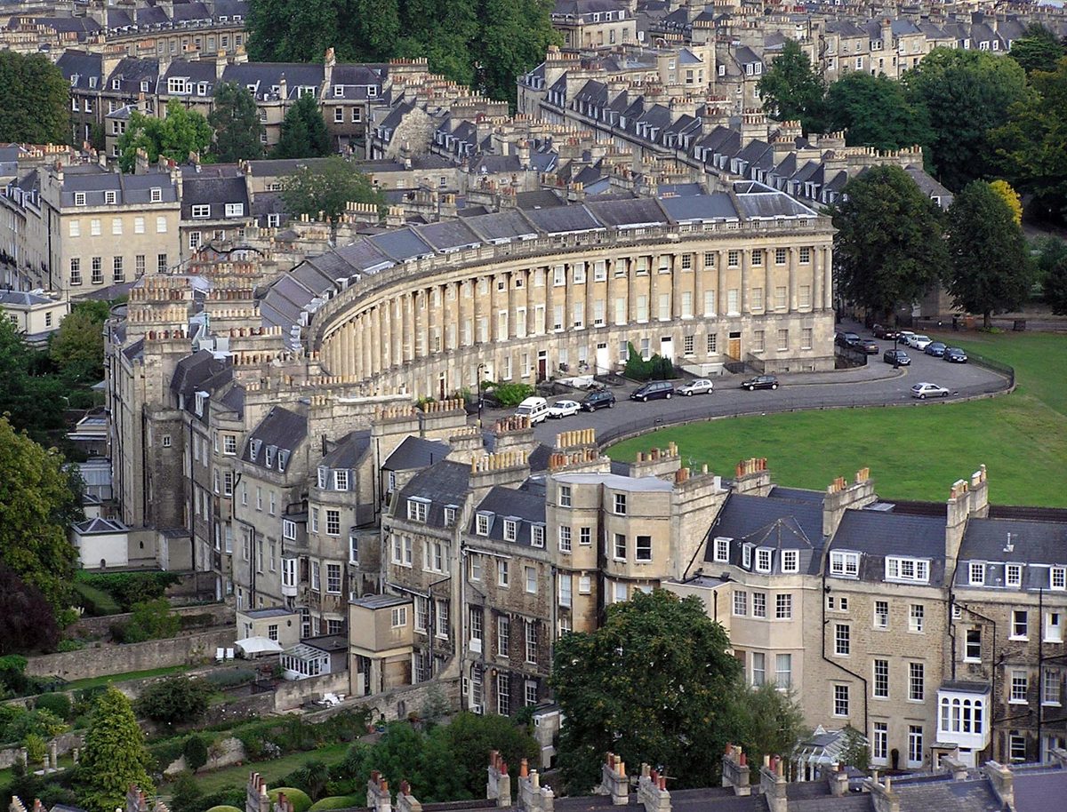 Georgian terrace of the Royal Crescent in Bath, a key stop on a balanced 10 day England itinerary
