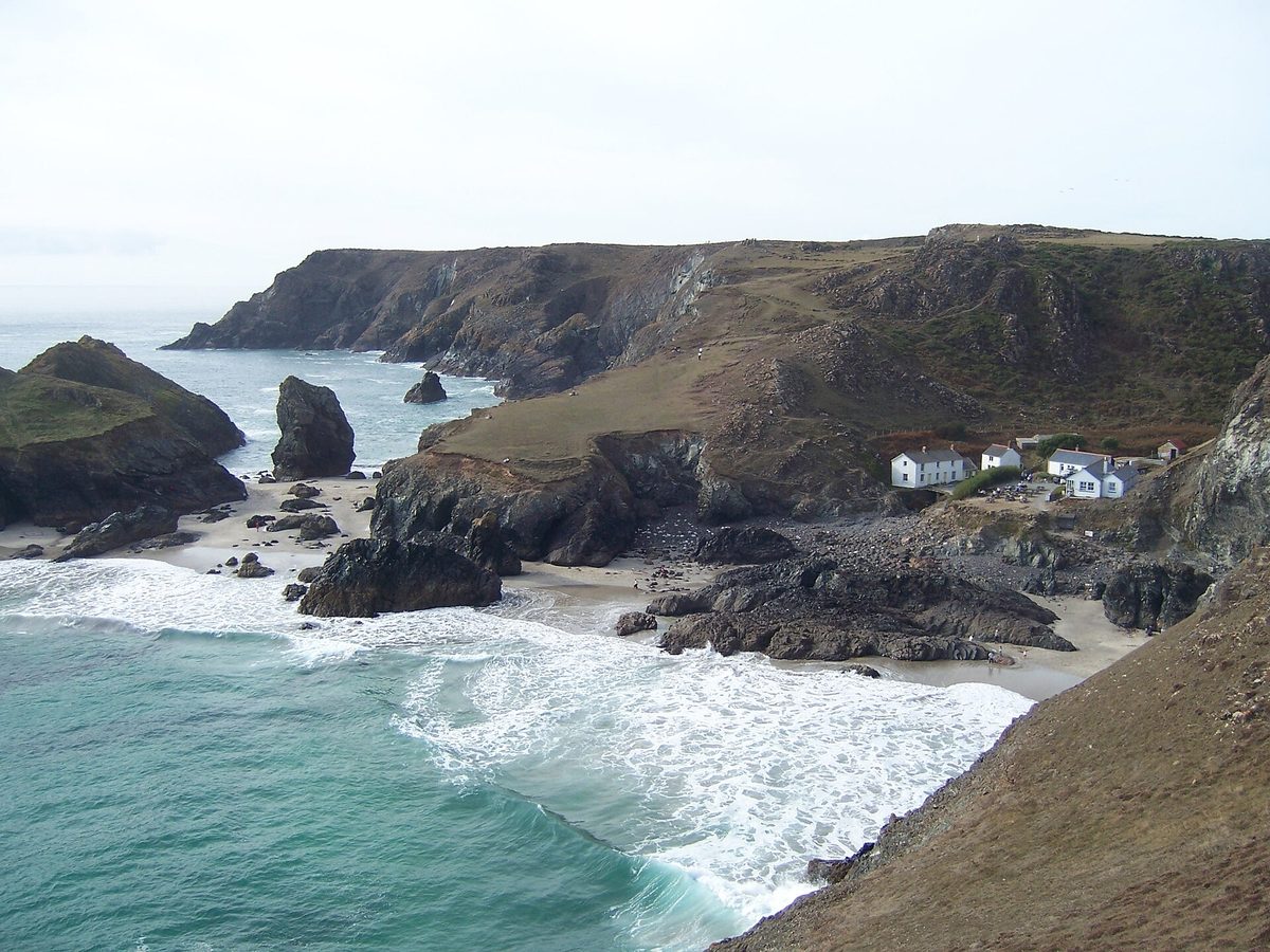 Turquoise water at Kynance Cove on a first time Cornwall itinerary