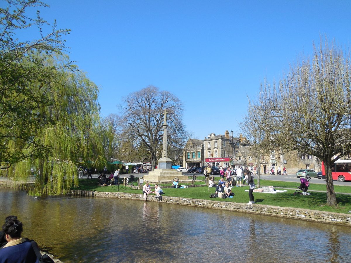 Honey-stone cottages and footbridges over the River Windrush, the heart of a Cotswolds itinerary 2 days route