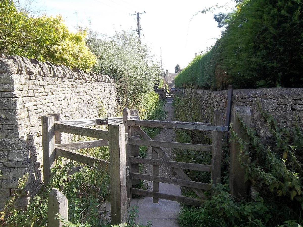 The River Eye flowing past honey-coloured cottages in Lower Slaughter