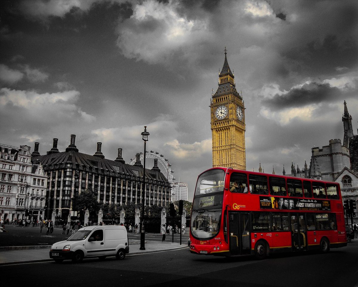 Big Ben and a red London bus, a classic starting point for a first England itinerary