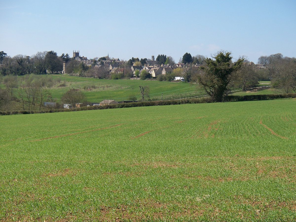 A quiet Cotswolds market square, an ideal slow travel base town
