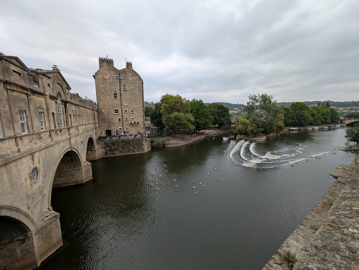 Pulteney Bridge over the River Avon in Bath, a perfect car-free slow-travel base